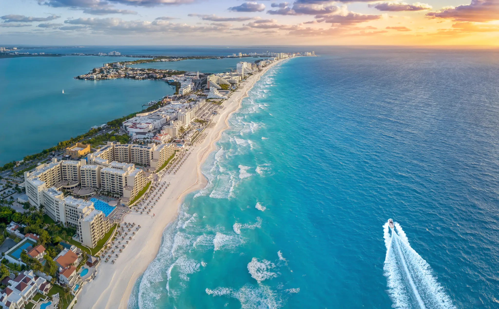 Vista aérea de la zona hotelera de Cancún y el mar Caribe